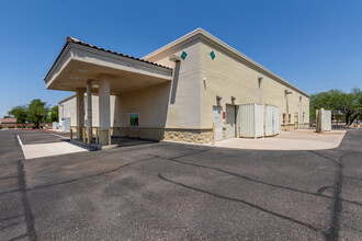 6739 W Cactus Rd, Peoria, AZ à louer Photo de l’immeuble– Image 2 sur 41
