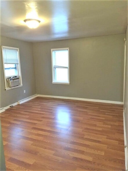 301 S Ottawa St, Joliet, IL à louer - Photo de l’immeuble – Image 2 sur 25