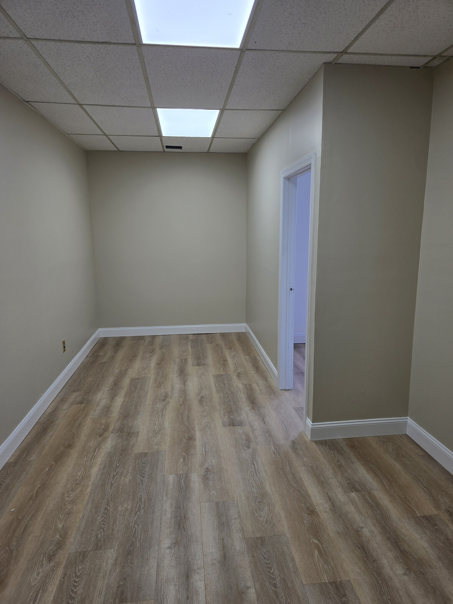 1120 Old Country Rd, Plainview, NY à louer Photo intérieure– Image 1 sur 5