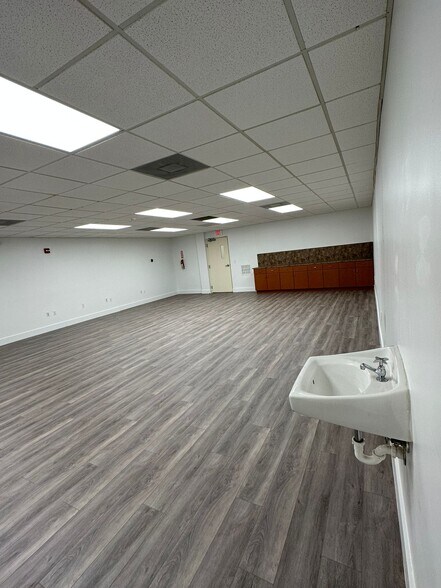 381 N Krome Ave, Homestead, FL à louer - Photo intérieure – Image 3 sur 4