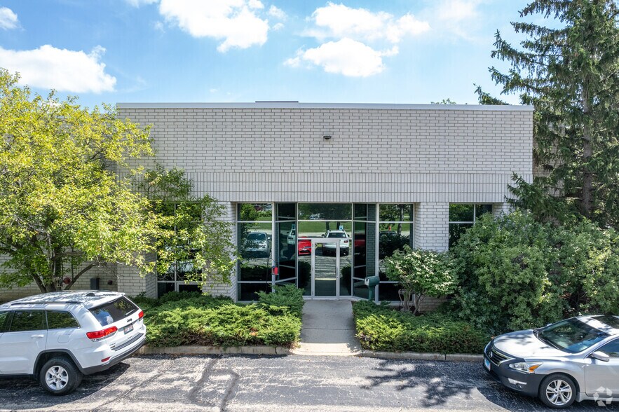 75 Chancellor Dr, Roselle, IL à vendre - Photo de l’immeuble – Image 2 sur 7