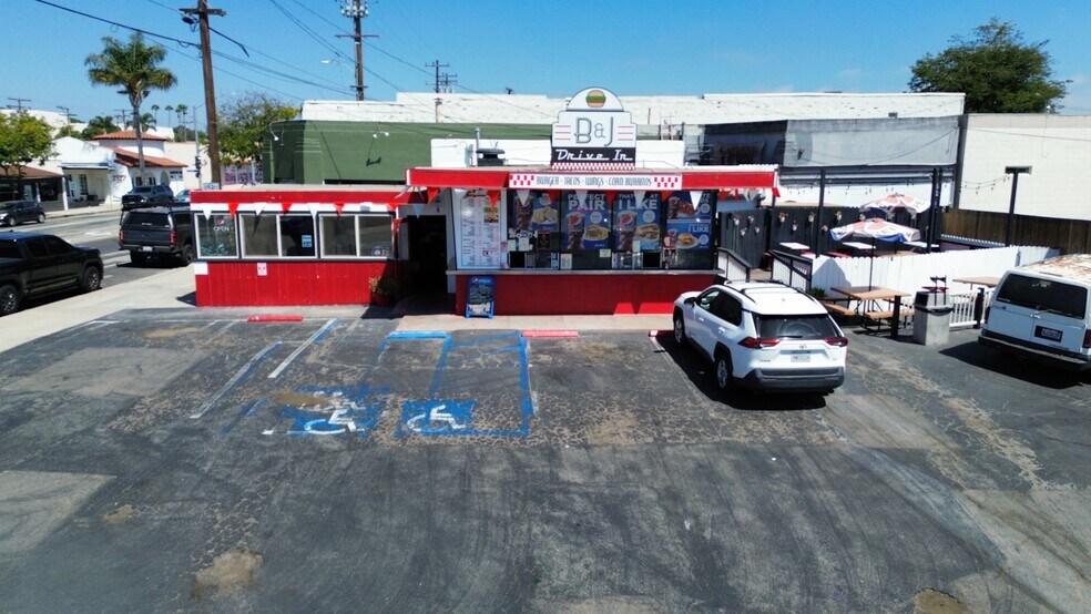 1876 E Main St, Ventura, CA à vendre - Photo de l’immeuble – Image 1 sur 22