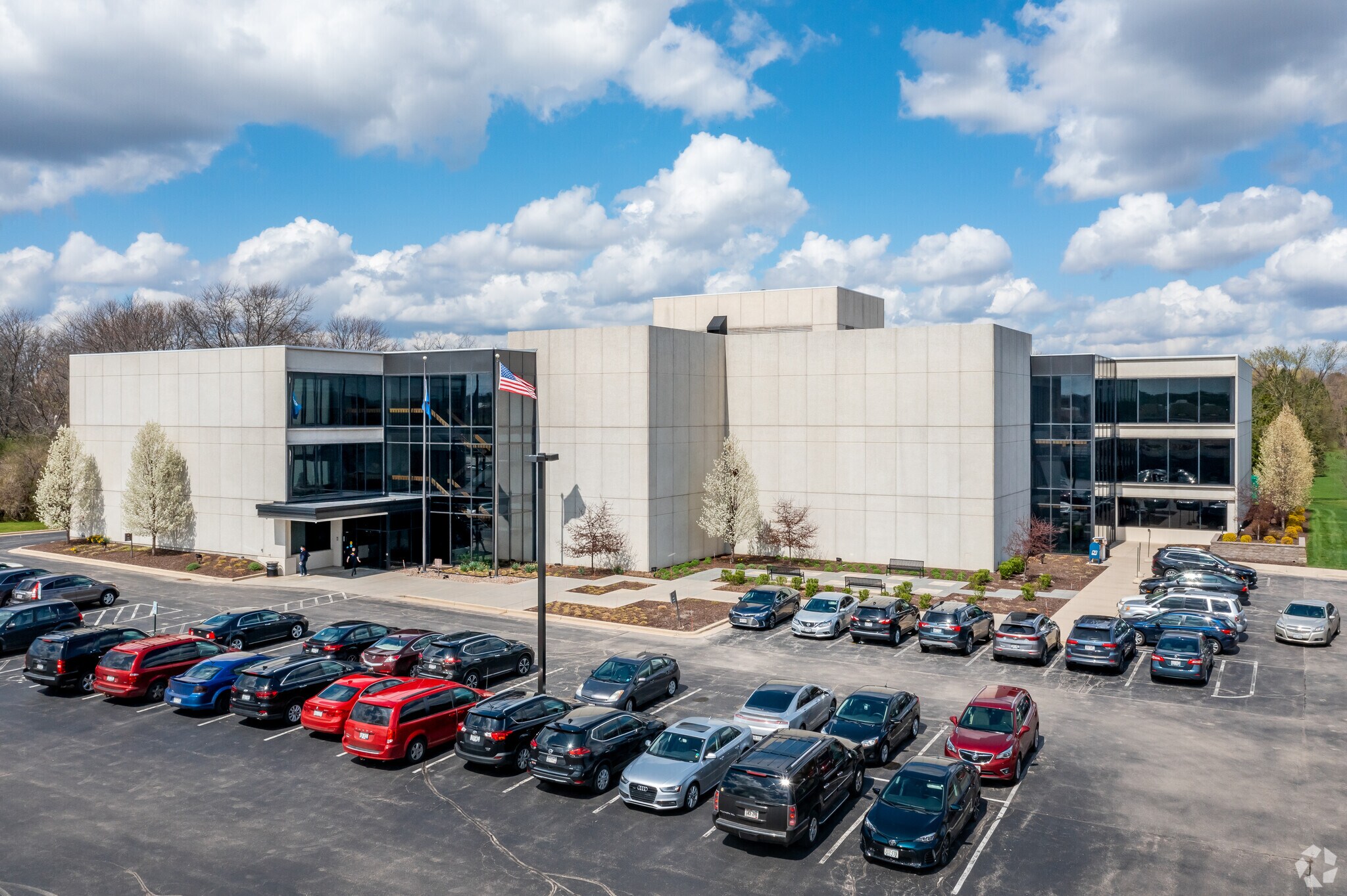 3333 N Mayfair Rd, Wauwatosa, WI à louer Photo principale– Image 1 sur 13