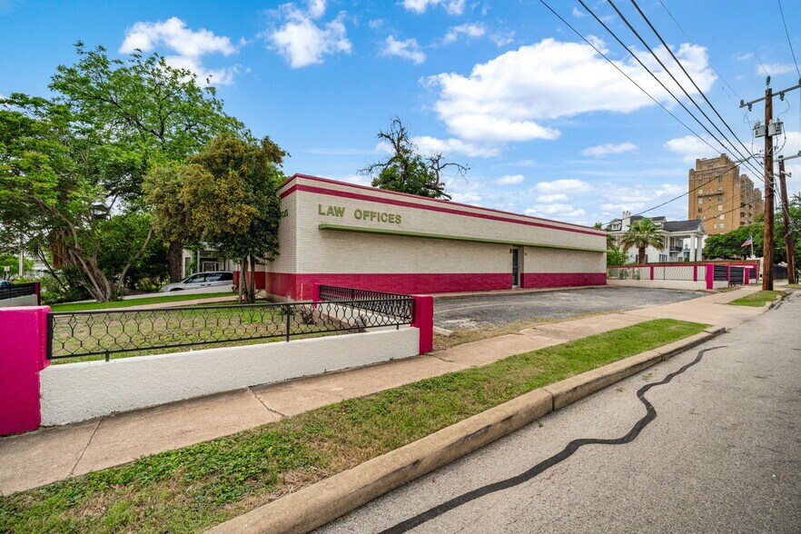 201 W Poplar St, San Antonio, TX à vendre - Photo de l’immeuble – Image 3 sur 42