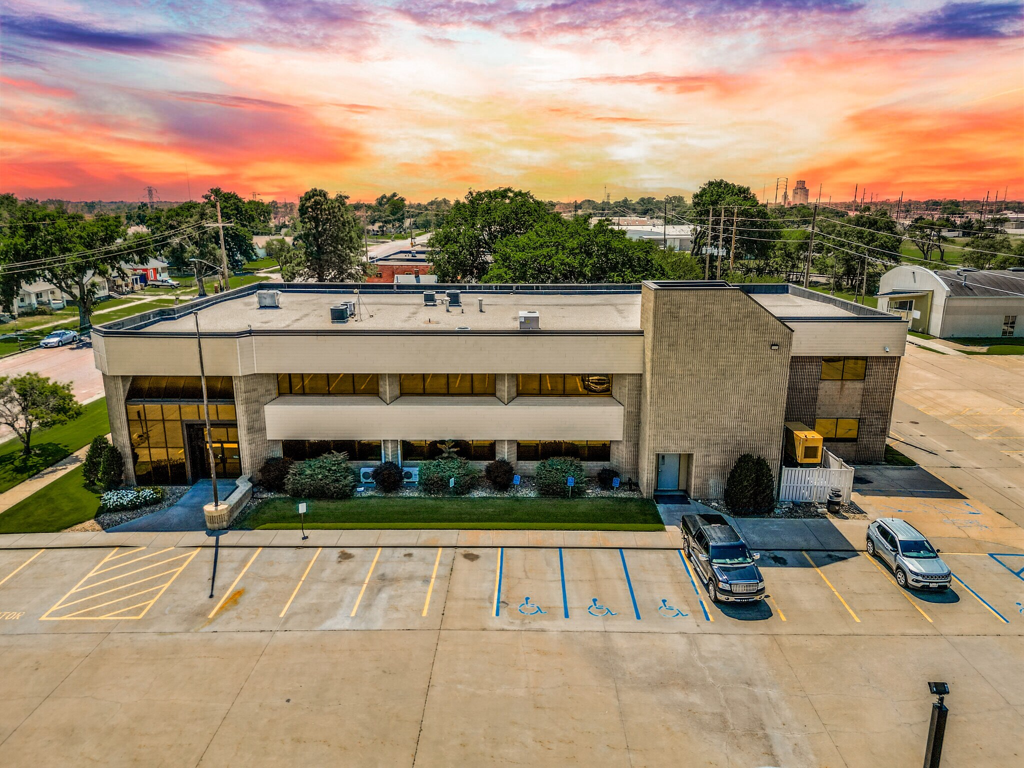 500 W 1st Ave, Hutchinson, KS à vendre Photo principale– Image 1 sur 72