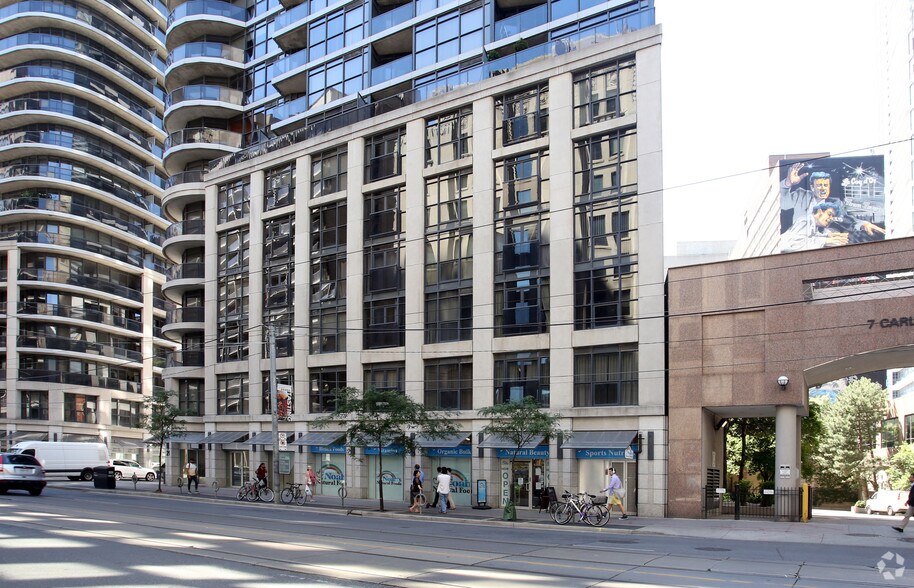 21 Carlton St, Toronto, ON à louer - Photo de l’immeuble – Image 3 sur 3