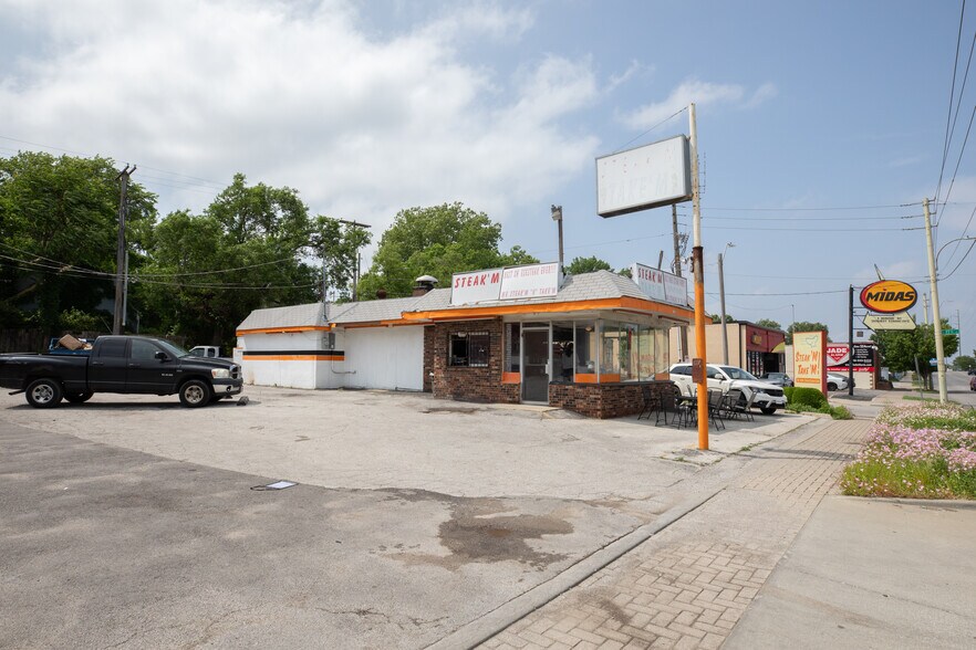7702 Troost Ave, Kansas City, MO à louer - Photo de l’immeuble – Image 3 sur 4