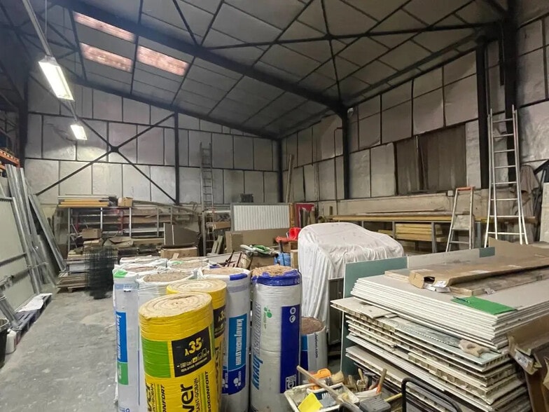 Local d'activités dans Val-de-Reuil à vendre - Photo de l’immeuble – Image 3 sur 6