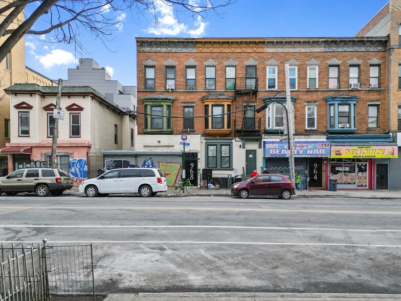 962 E 167th St, Bronx, NY à vendre - Photo de l’immeuble – Image 3 sur 3