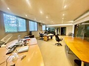 Bureau lumineux et spacieux avec un aménagement moderne.