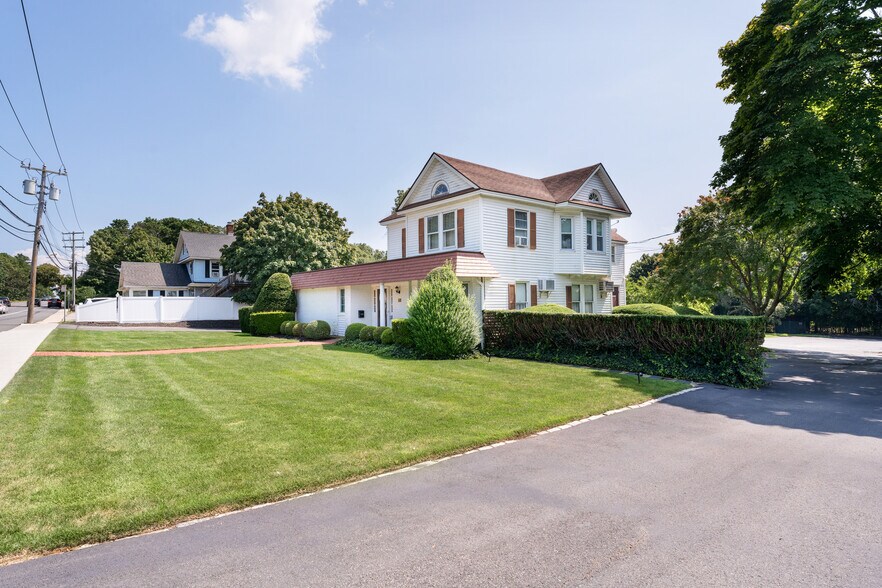 94 E Montauk 1 Hwy, Hampton Bays, NY à vendre - Photo principale – Image 1 sur 41