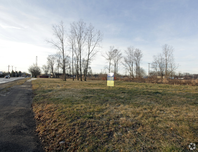 1215 Decker Rd, Walled Lake, MI à vendre - Photo de l’immeuble – Image 2 sur 4