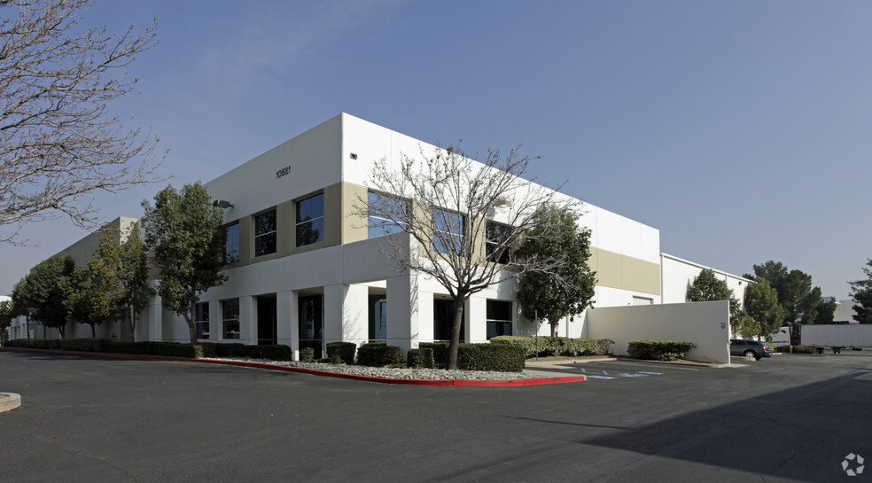10681 Business Dr, Fontana, CA à louer - Photo principale – Image 1 sur 4