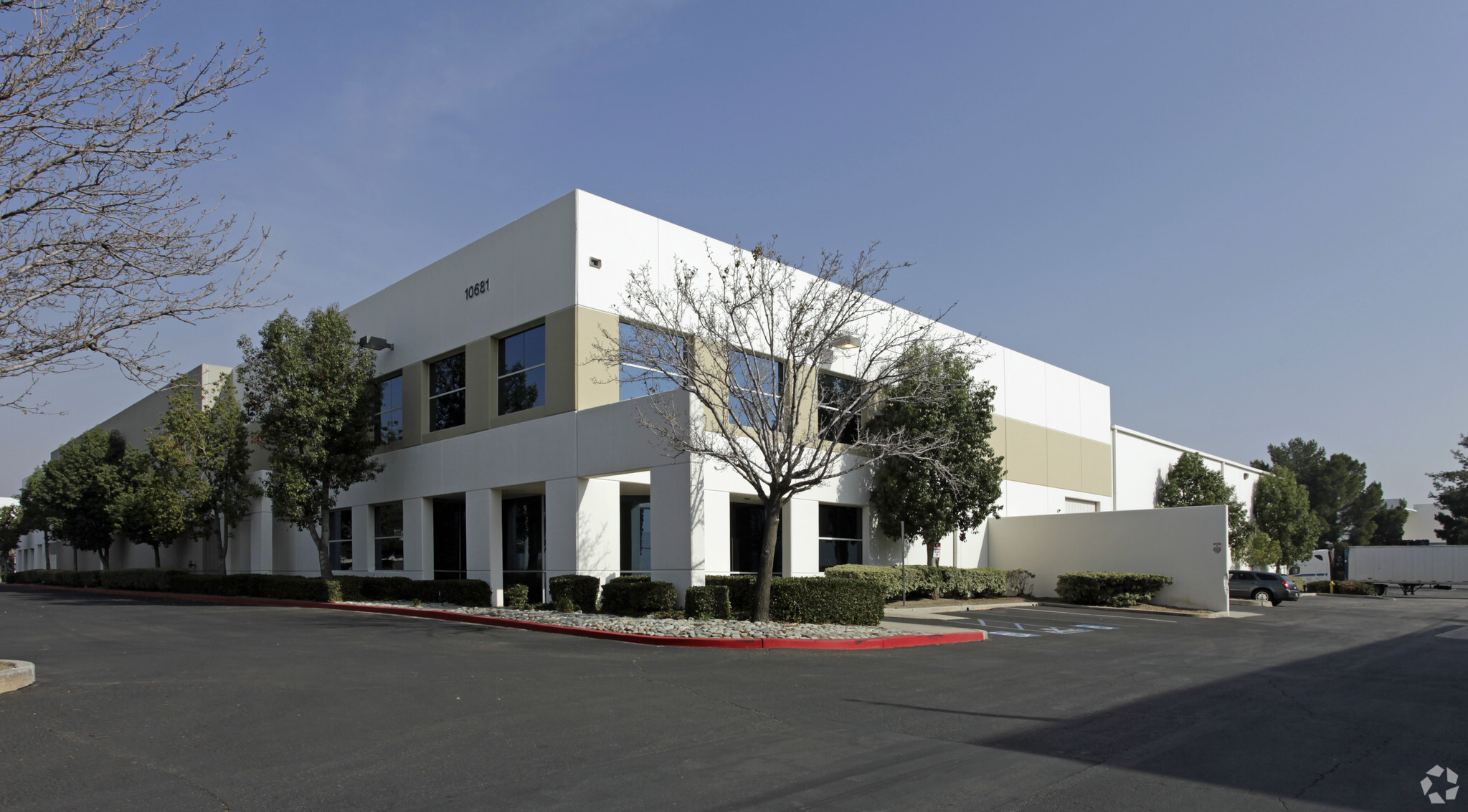 10681 Business Dr, Fontana, CA à louer Photo principale– Image 1 sur 5