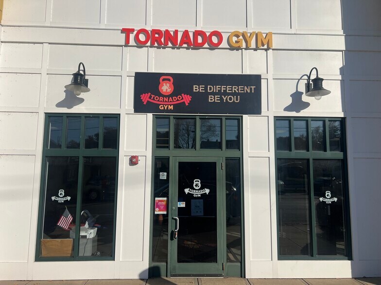 246 Main St, Hudson, MA à louer - Photo de l’immeuble – Image 1 sur 22