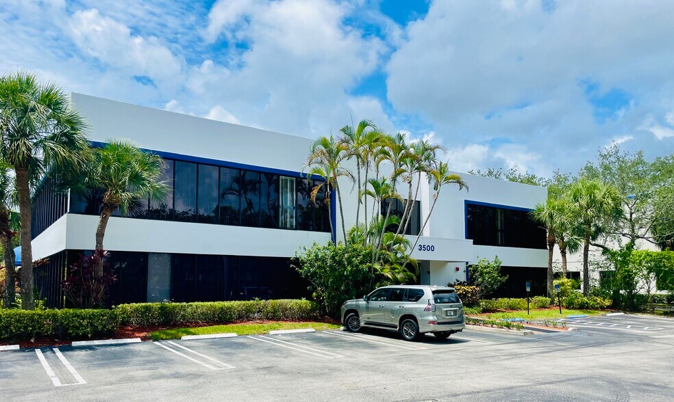 3500 Gateway Dr, Pompano Beach, FL à louer - Photo de l’immeuble – Image 1 sur 17