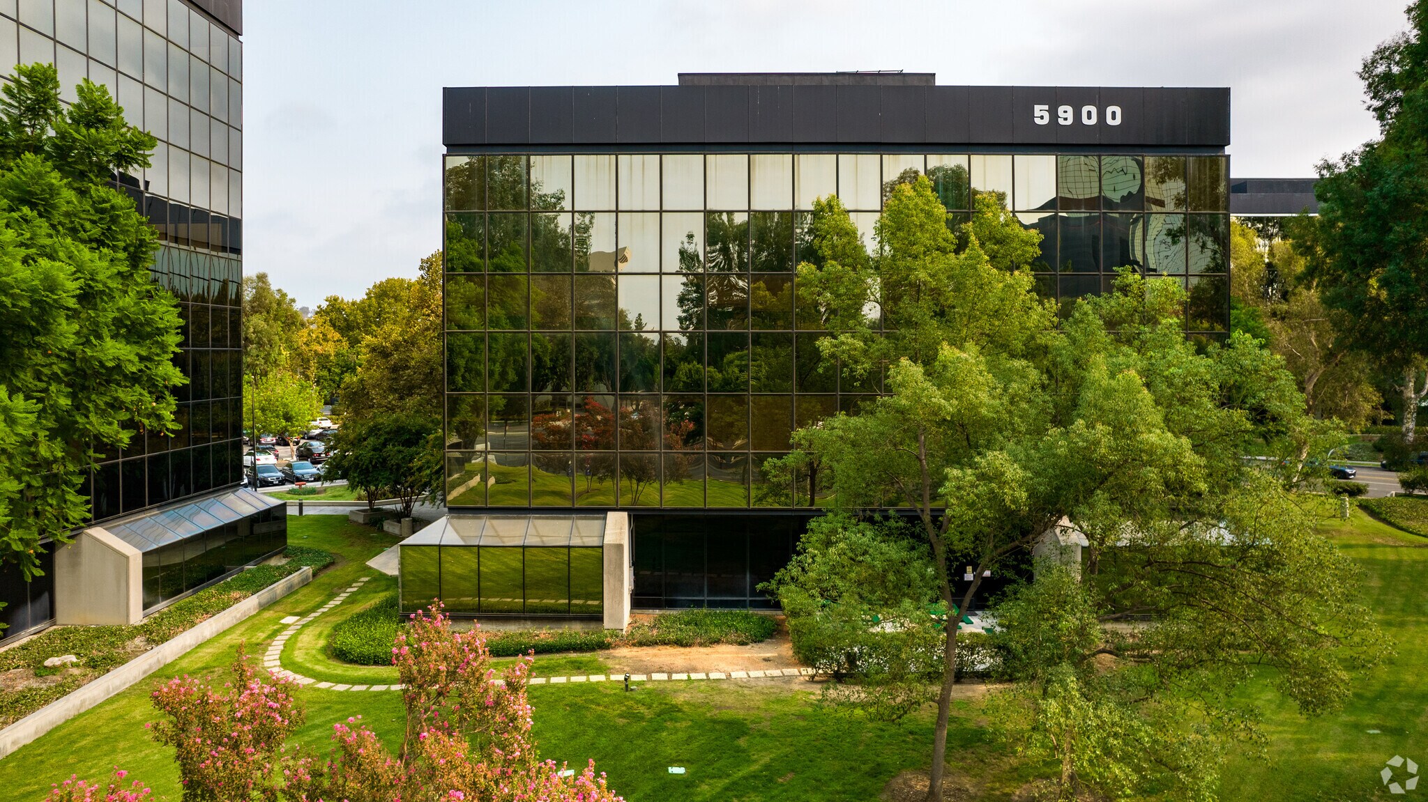 5900 Canoga Ave, Woodland Hills, CA à louer Photo de l’immeuble– Image 1 sur 28