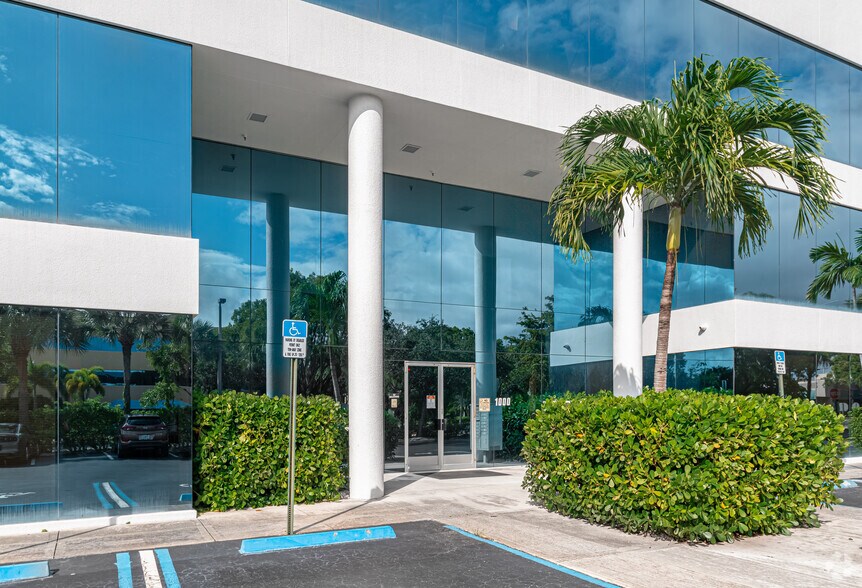 1000 NW 65th St, Fort Lauderdale, FL à louer - Photo de l’immeuble – Image 2 sur 34