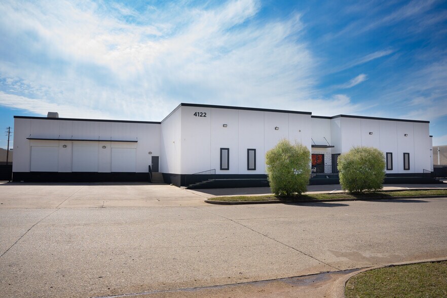 4122 Billy Mitchell Dr, Addison, TX à louer - Photo de l’immeuble – Image 1 sur 14