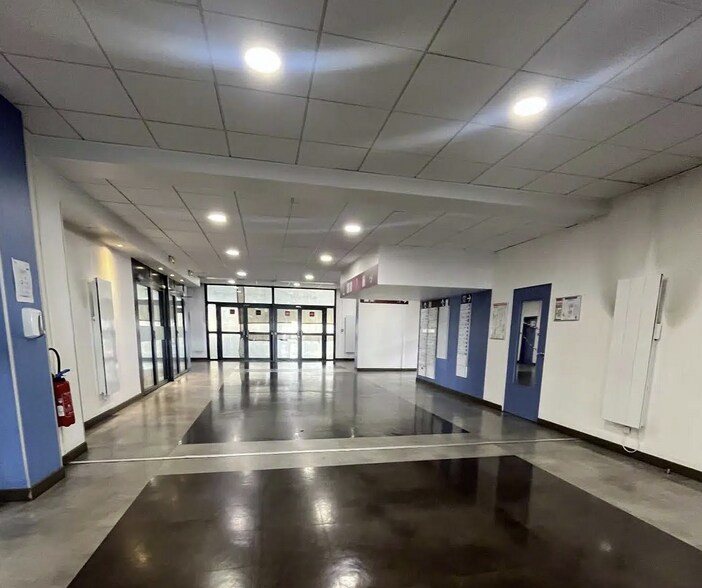 Bureau dans Montigny-le-Bretonneux à vendre - Photo de l’immeuble – Image 3 sur 4