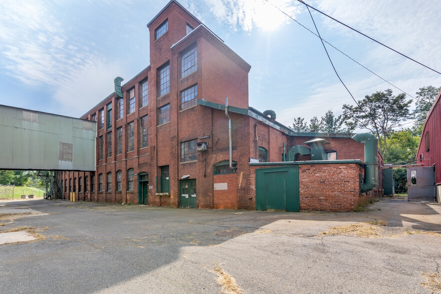 35 Lower Grape St, Chicopee, MA à vendre - Photo de l’immeuble – Image 3 sur 36