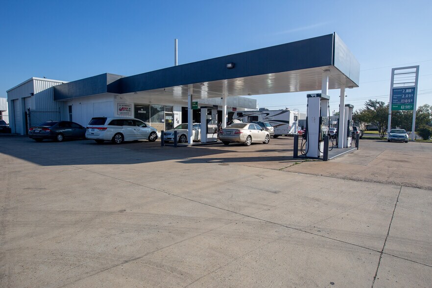 6705 Meadowbrook Dr, Fort Worth, TX à vendre - Photo de l’immeuble – Image 3 sur 9
