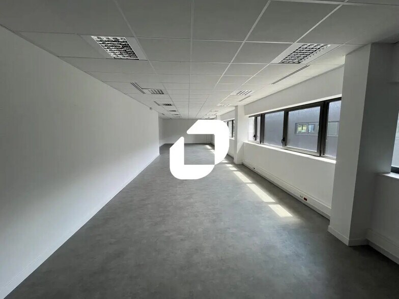 Bureau dans Oignies à louer - Photo de l’immeuble – Image 2 sur 17