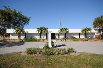 1951 J And C Blvd, Naples, FL à louer Photo de l’immeuble– Image 1 sur 1
