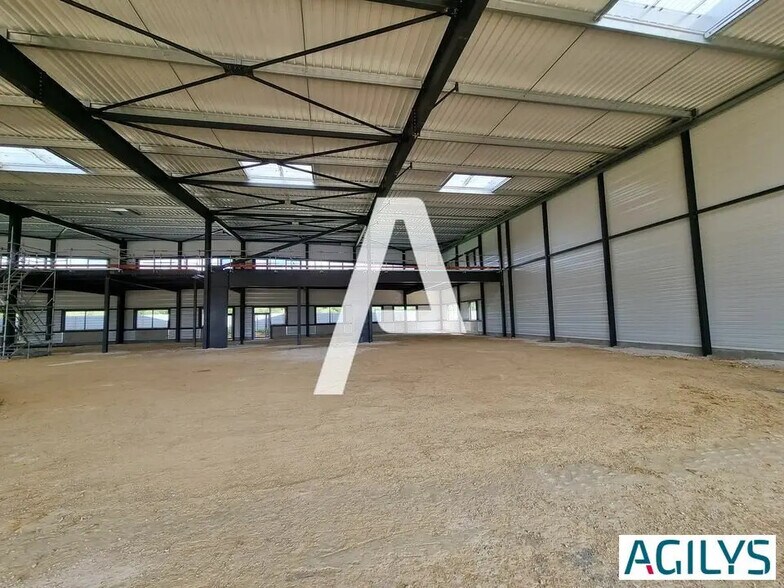 Local d'activités dans Moissy-Cramayel à vendre - Photo de l’immeuble – Image 1 sur 11