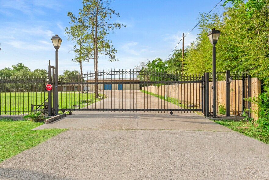 2701 Charles Ln, Sugar Land, TX à vendre - Photo de l’immeuble – Image 3 sur 10