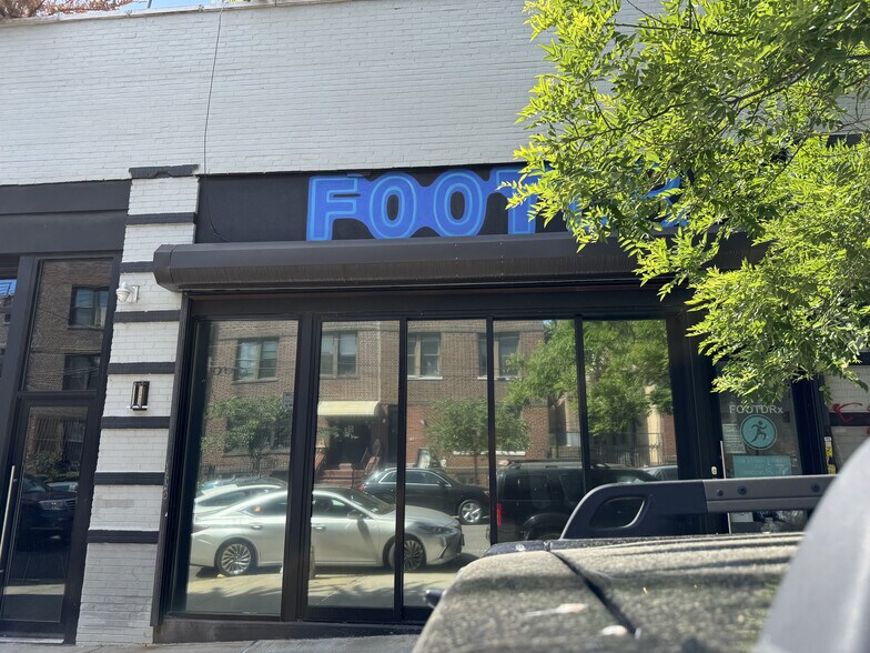 321 Starr St, Brooklyn, NY à louer - Photo de l’immeuble – Image 3 sur 9