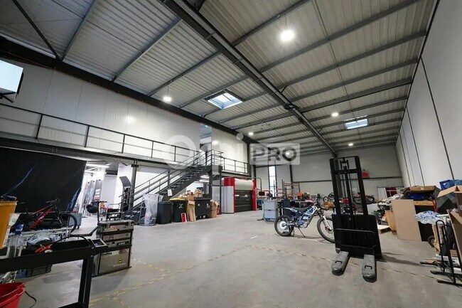 Plus de détails pour Bureau, Local d'activités à louer