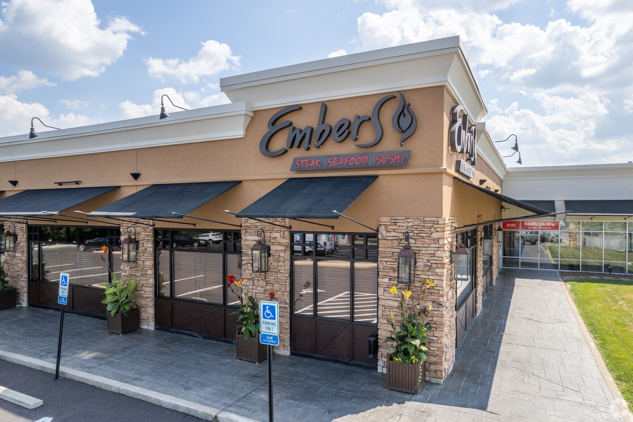 8160-8180 Montgomery Rd, Cincinnati, OH à louer Photo principale– Image 1 sur 5