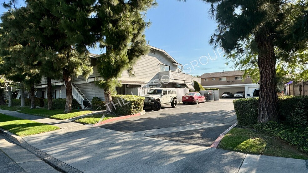 1200 S Sharon Cir, Anaheim, CA à vendre - Photo de l’immeuble – Image 2 sur 18