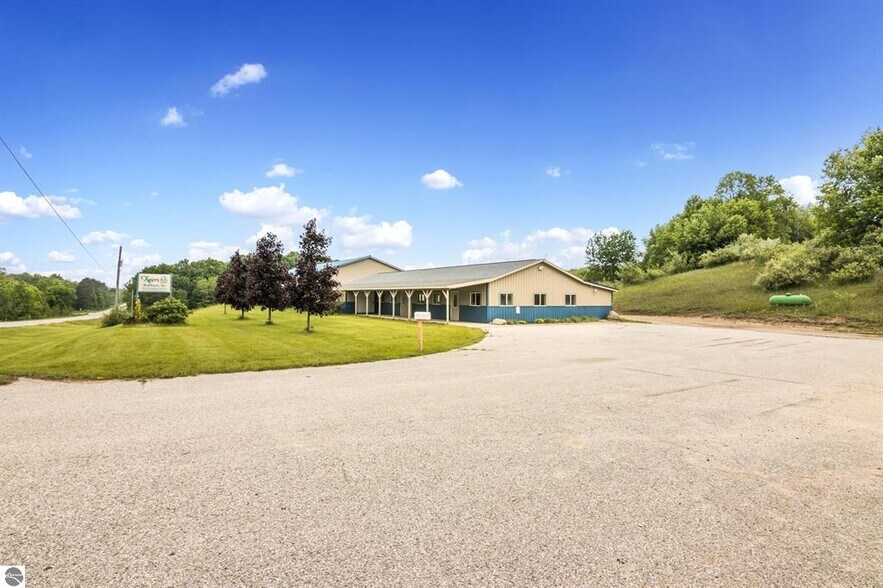 8160 Cadillac Hwy, Benzonia, MI à vendre - Photo de l’immeuble – Image 2 sur 33