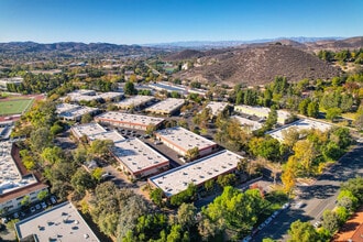 31304-31348 Via Colinas, Westlake Village, CA à louer Aérien– Image 1 sur 2