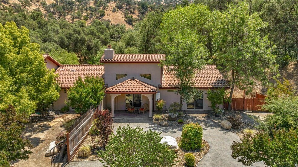 29673 Rock Creek Dr, Three Rivers, CA à vendre - Photo de l’immeuble – Image 3 sur 34