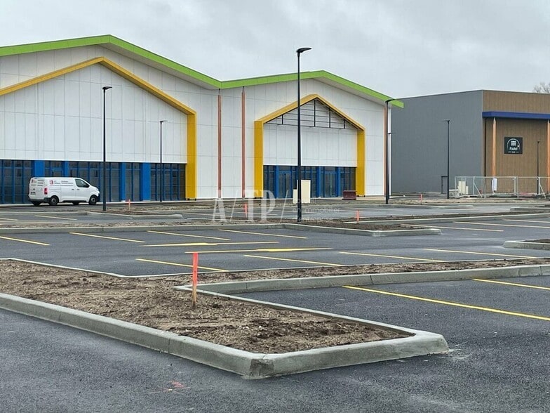 Local commercial dans Virsac à louer - Photo de l’immeuble – Image 1 sur 11
