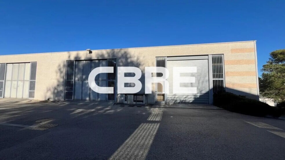 Local d’activités dans à louer - Photo de l’immeuble – Image 1 sur 11