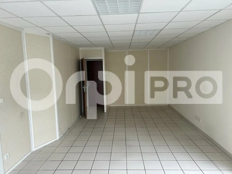 Bureau dans Beauvais à louer - Photo de l’immeuble – Image 3 sur 12