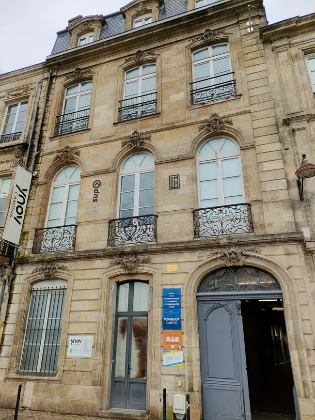 Plus de détails pour Bureau, Local commercial à louer