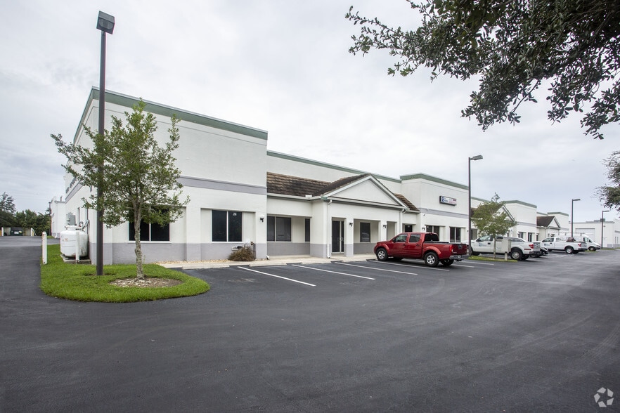 10801 Sunset Plaza Cir, Fort Myers, FL à vendre - Photo principale – Image 1 sur 17