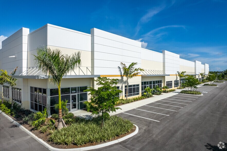 14601 Jetport Loop, Fort Myers, FL à louer - Photo de l’immeuble – Image 1 sur 5