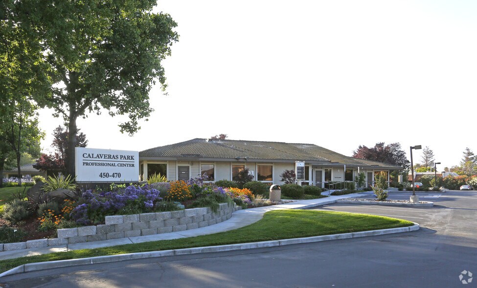 450-470 E Calaveras Blvd, Milpitas, CA à louer - Photo de l’immeuble – Image 1 sur 11