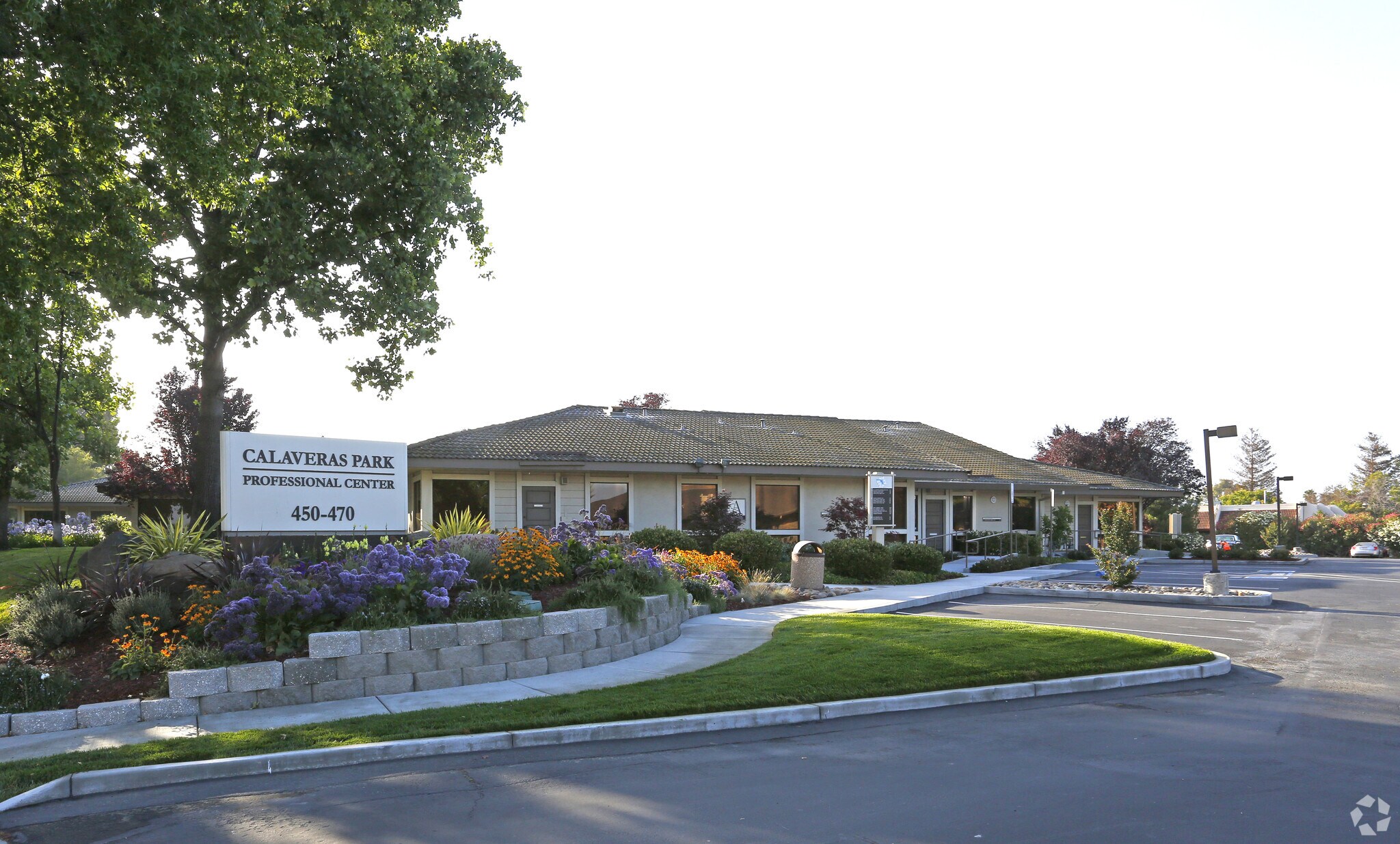 450-470 E Calaveras Blvd, Milpitas, CA à louer Photo de l’immeuble– Image 1 sur 12