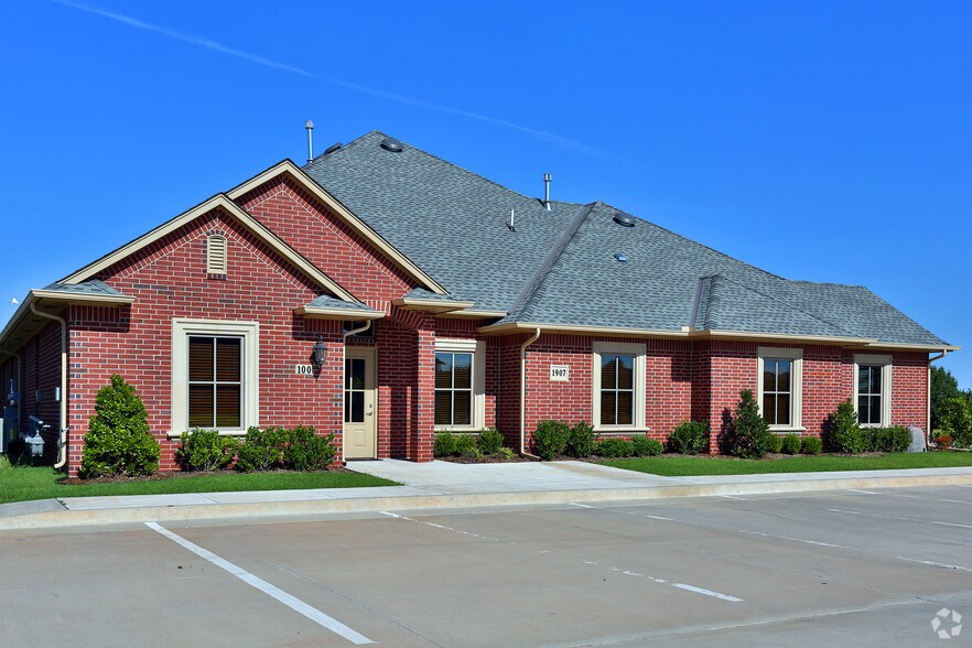 1907 W 33rd, Edmond, OK à louer - Photo de l’immeuble – Image 2 sur 4