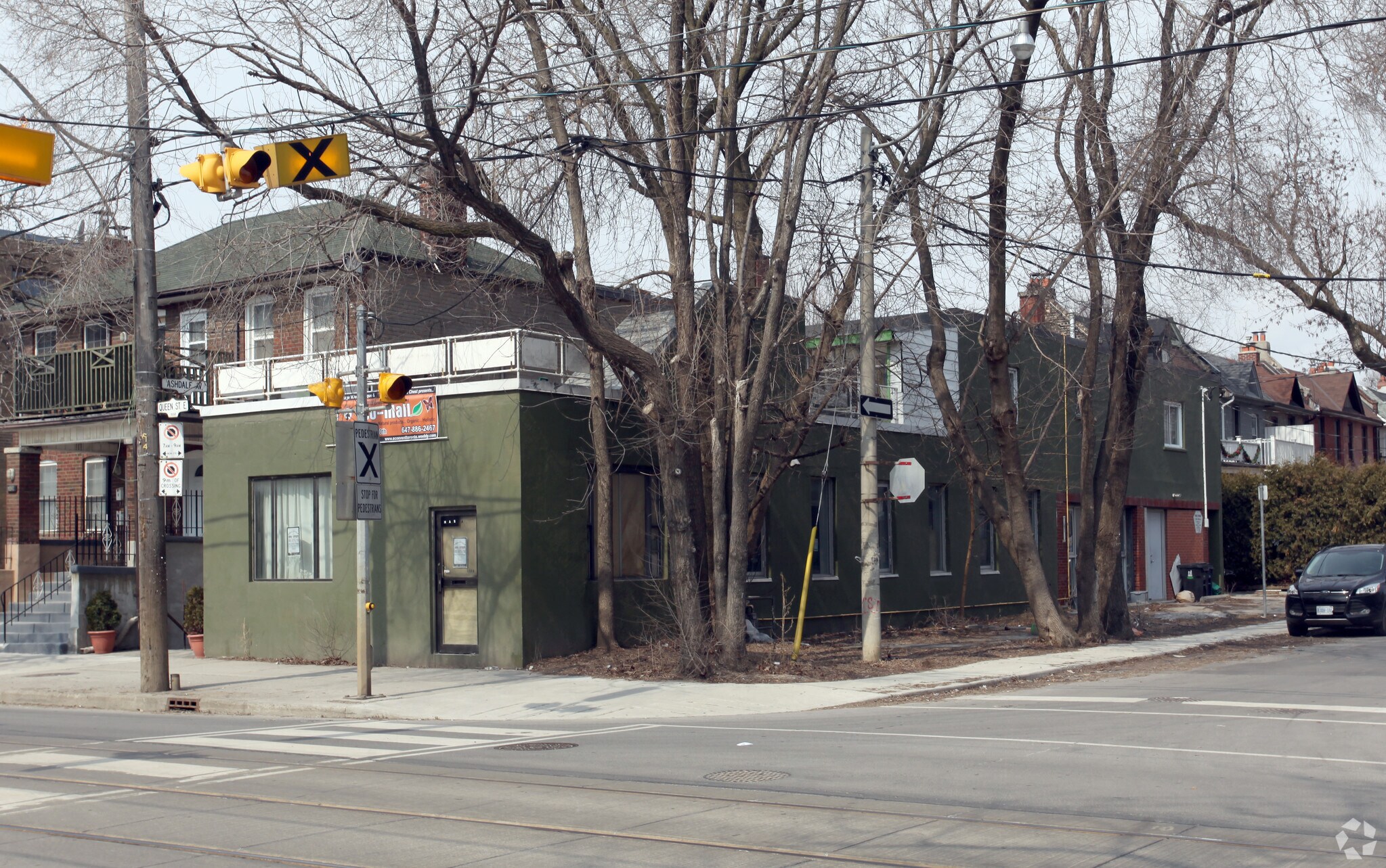1558 Queen St E, Toronto, ON à louer Photo principale– Image 1 sur 3