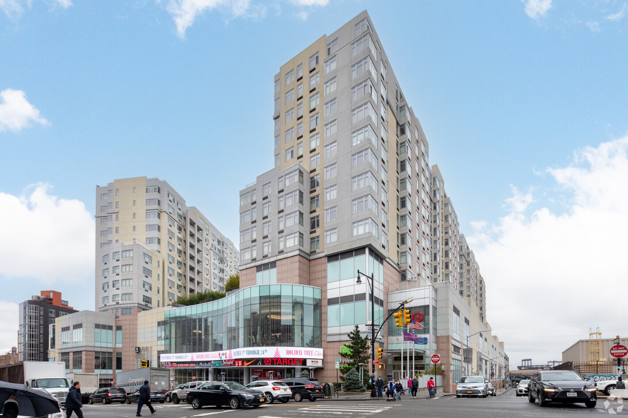 131-07 40th Rd, Flushing, NY à vendre Photo de l’immeuble– Image 1 sur 7