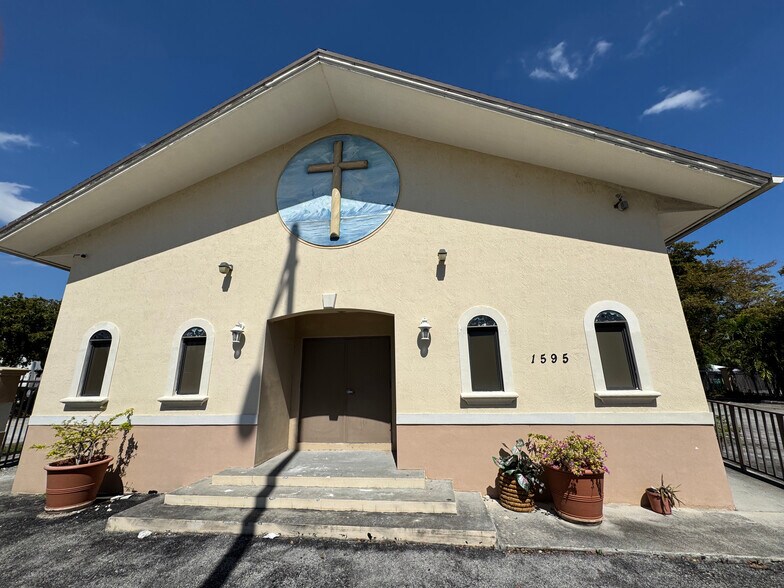 1595 NW 119th St, Miami, FL à vendre - Photo de l’immeuble – Image 1 sur 6