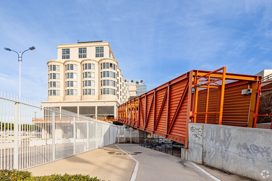 3 Place Henri Verneuil, Marseille à louer - Photo de l’immeuble – Image 3 sur 4